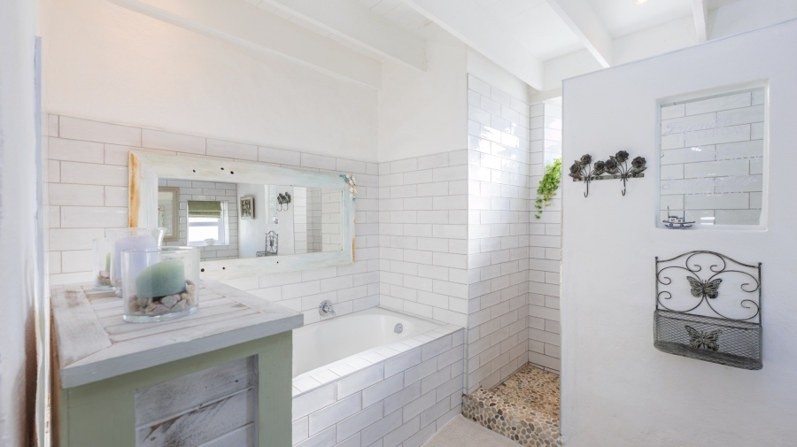 4 Bedroom Property for Sale in Struisbaai Western Cape